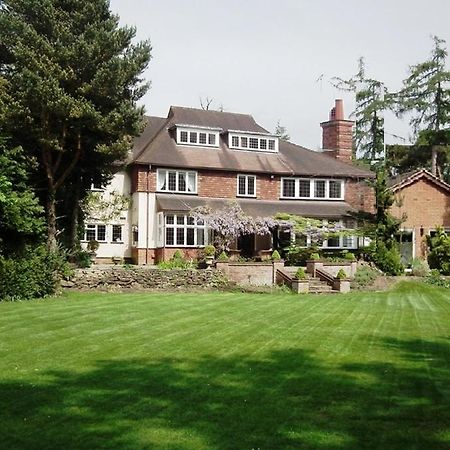 Coach House Villa Woking Buitenkant foto