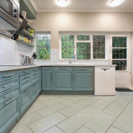 Coach House Villa Woking Buitenkant foto