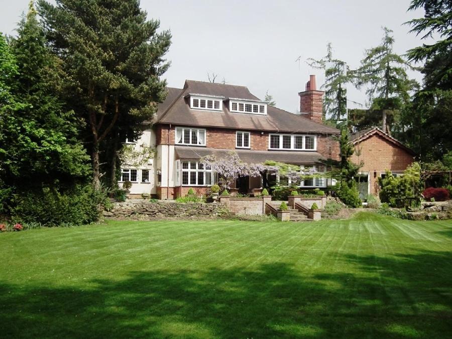 Coach House Villa Woking Buitenkant foto