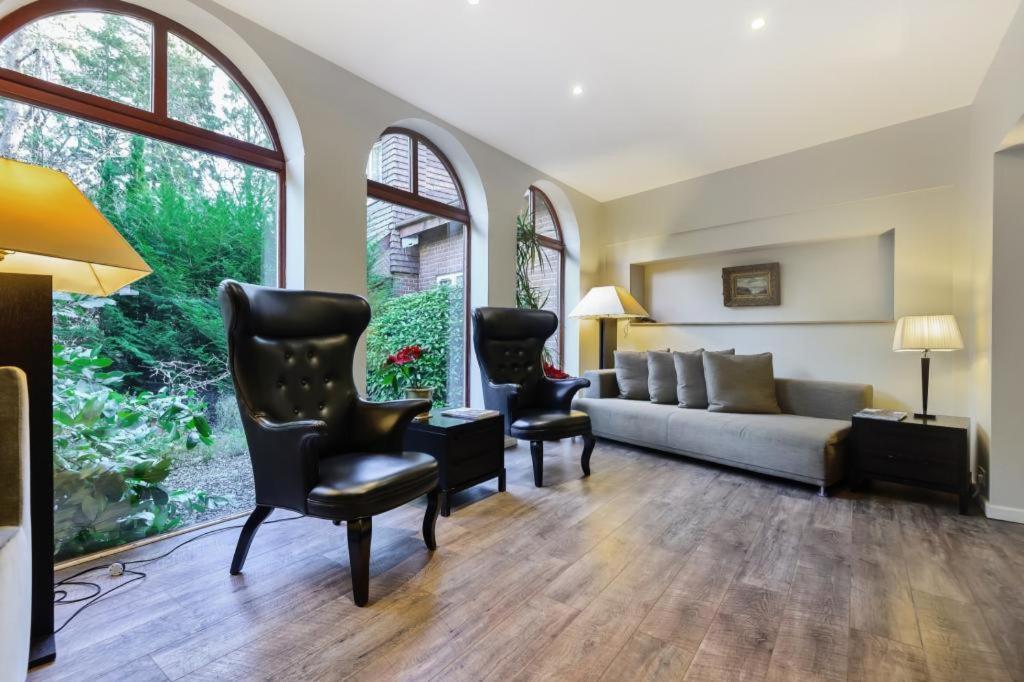 Coach House Villa Woking Buitenkant foto