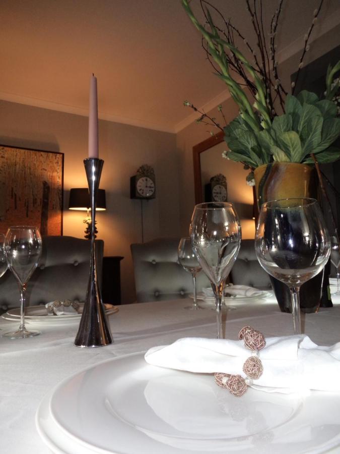 Coach House Villa Woking Buitenkant foto