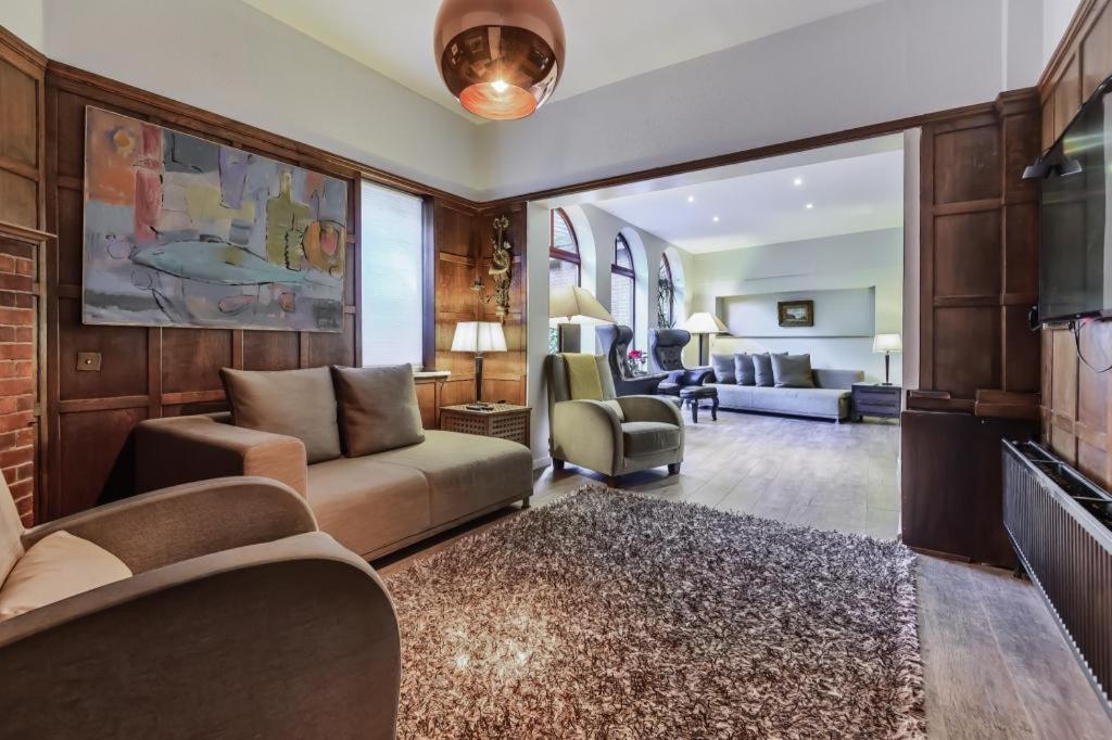 Coach House Villa Woking Buitenkant foto
