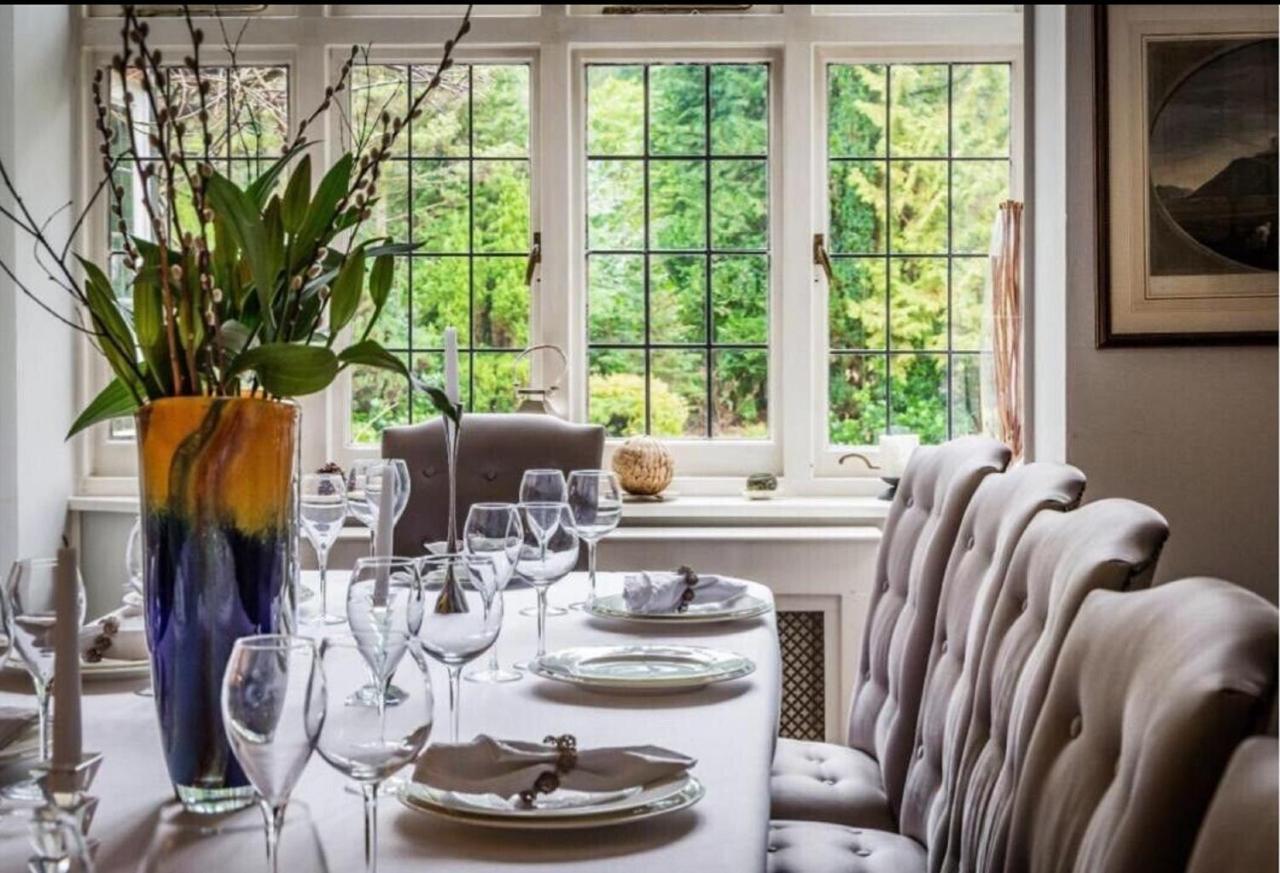 Coach House Villa Woking Buitenkant foto