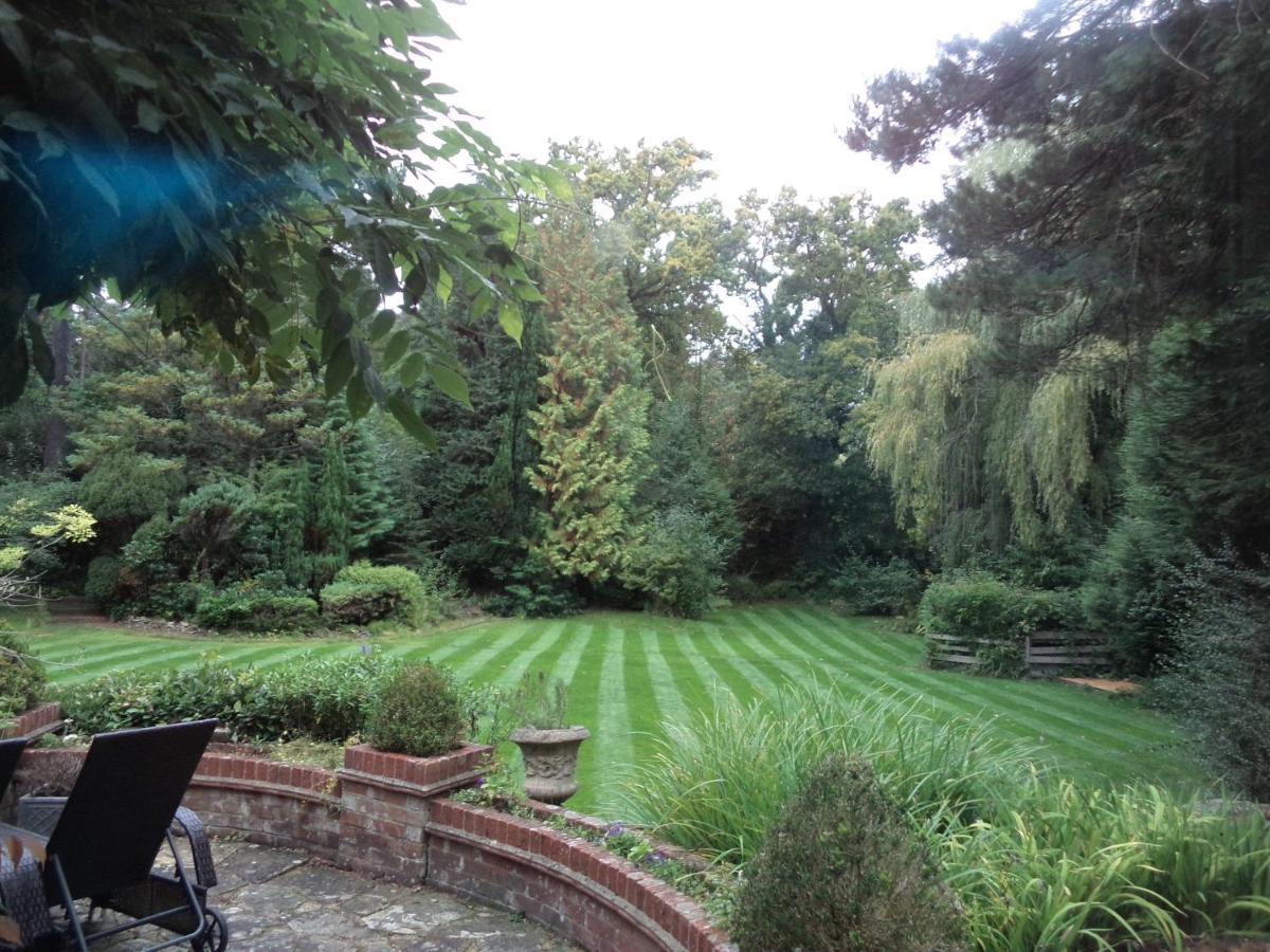 Coach House Villa Woking Buitenkant foto