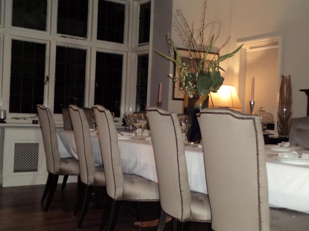 Coach House Villa Woking Buitenkant foto