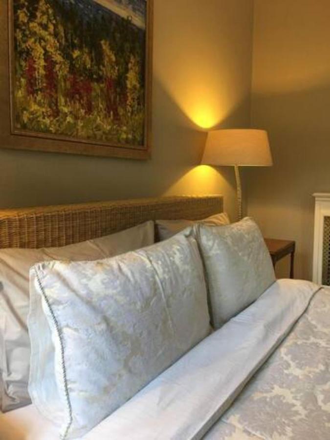 Coach House Villa Woking Buitenkant foto