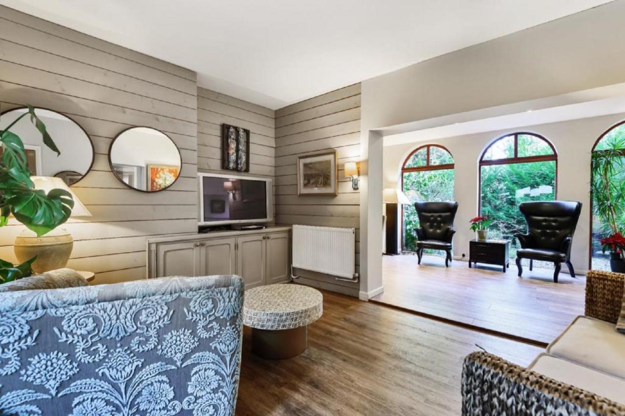 Coach House Villa Woking Buitenkant foto