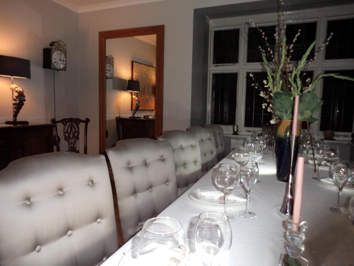 Coach House Villa Woking Buitenkant foto