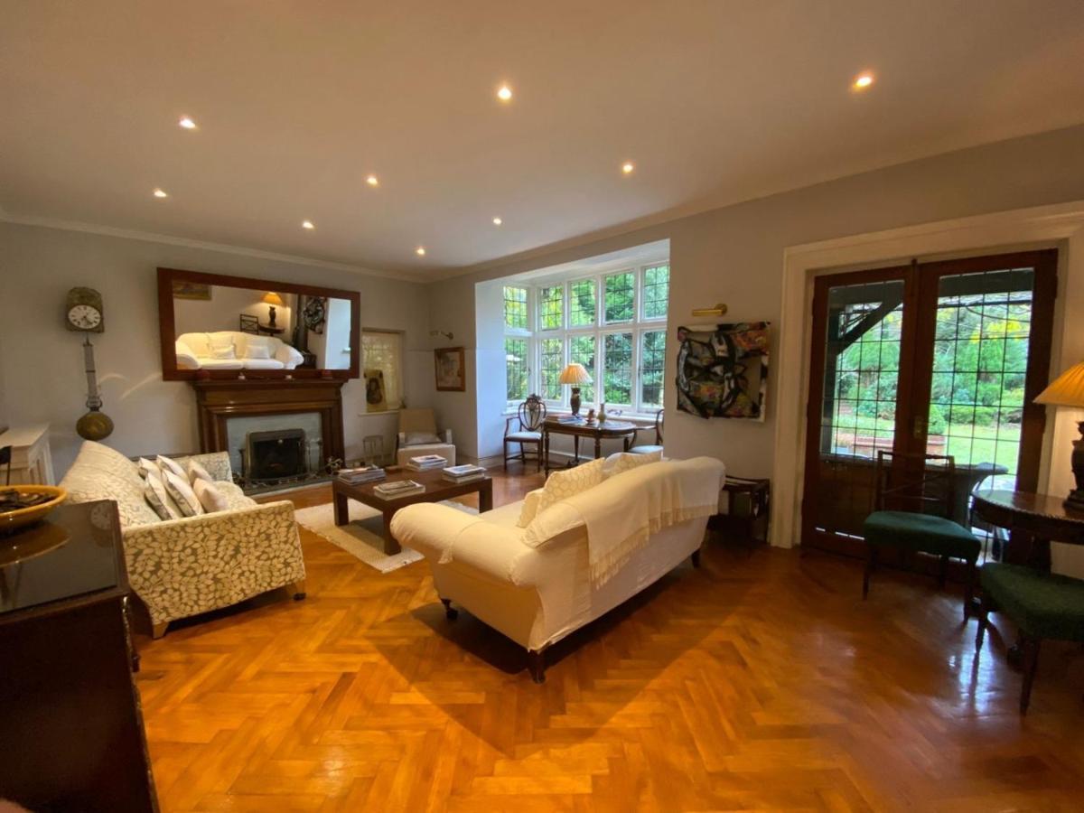 Coach House Villa Woking Buitenkant foto