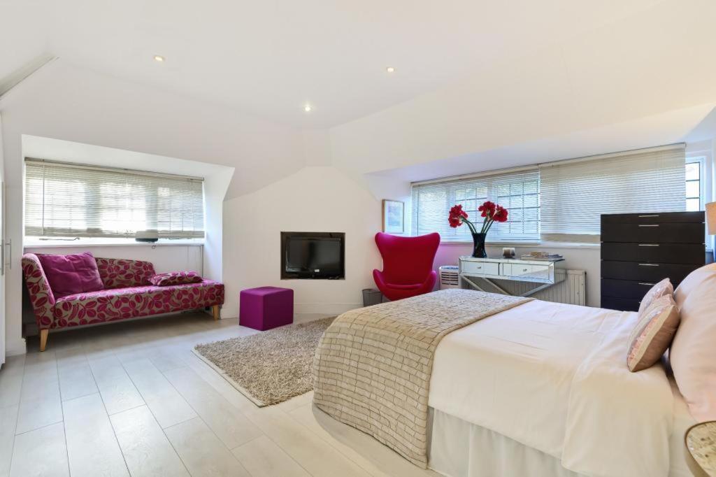 Coach House Villa Woking Buitenkant foto