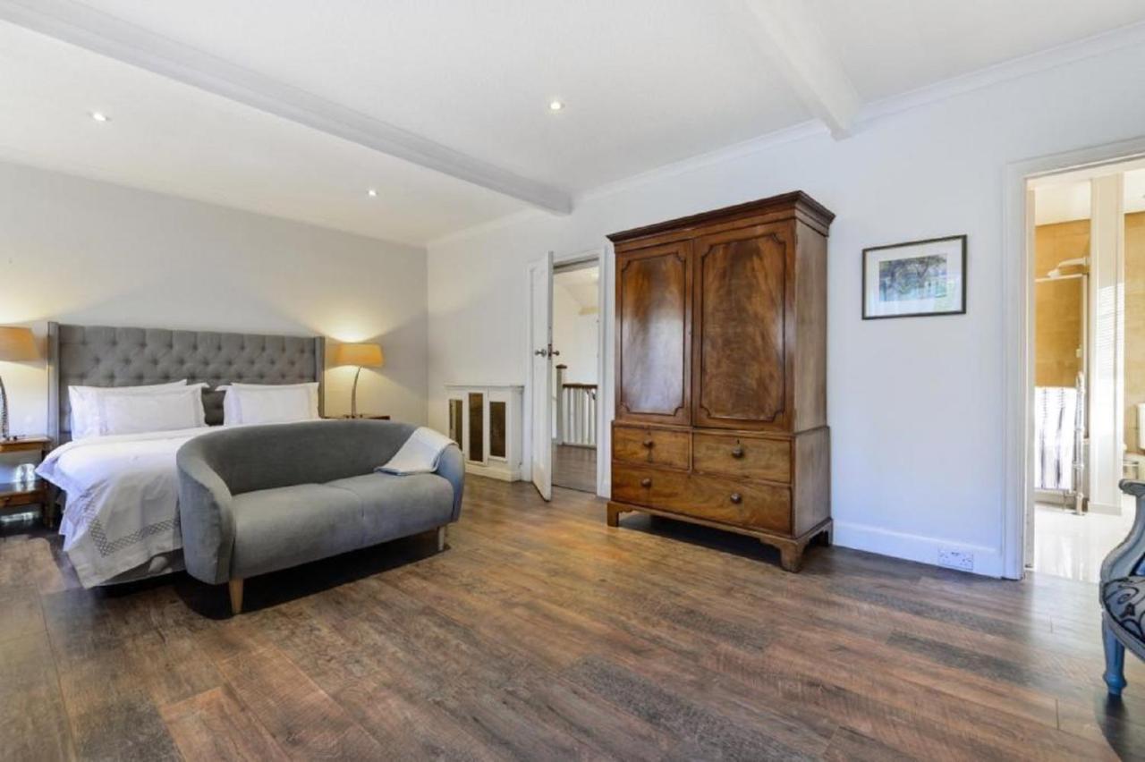 Coach House Villa Woking Buitenkant foto