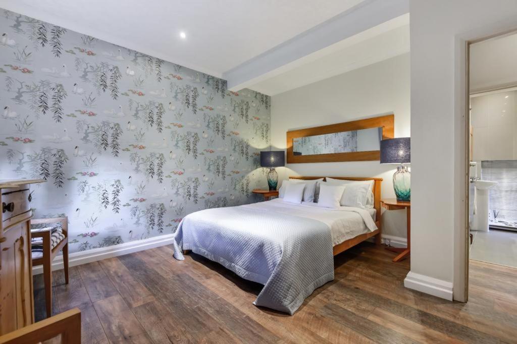 Coach House Villa Woking Buitenkant foto