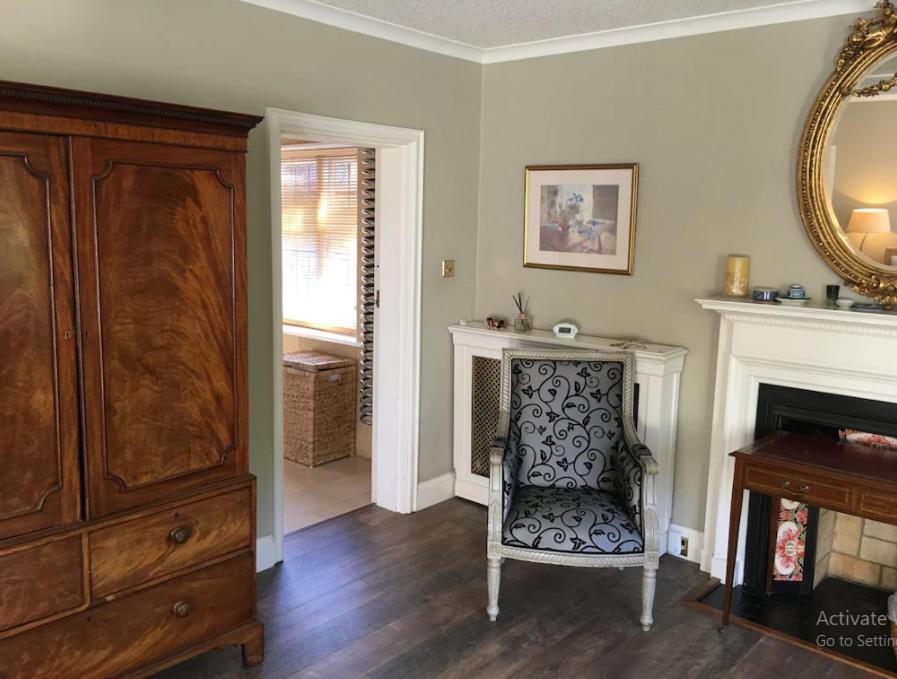 Coach House Villa Woking Buitenkant foto