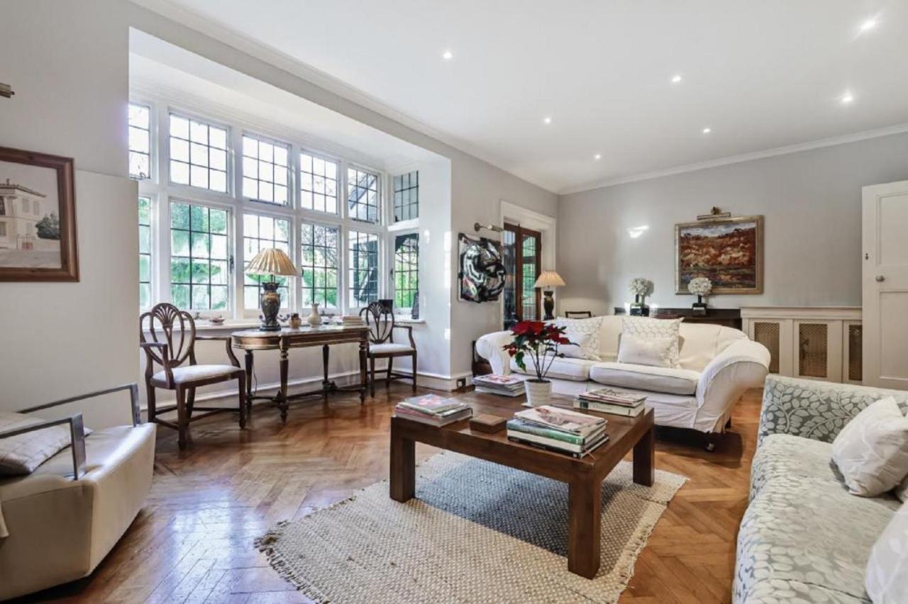 Coach House Villa Woking Buitenkant foto