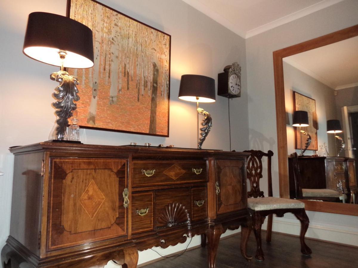 Coach House Villa Woking Buitenkant foto