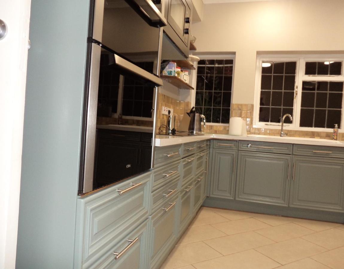 Coach House Villa Woking Buitenkant foto