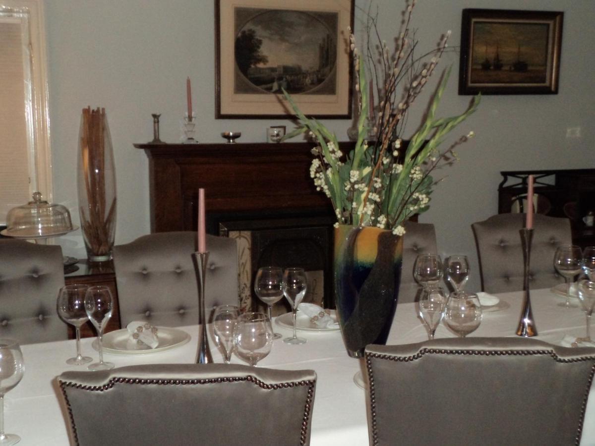 Coach House Villa Woking Buitenkant foto