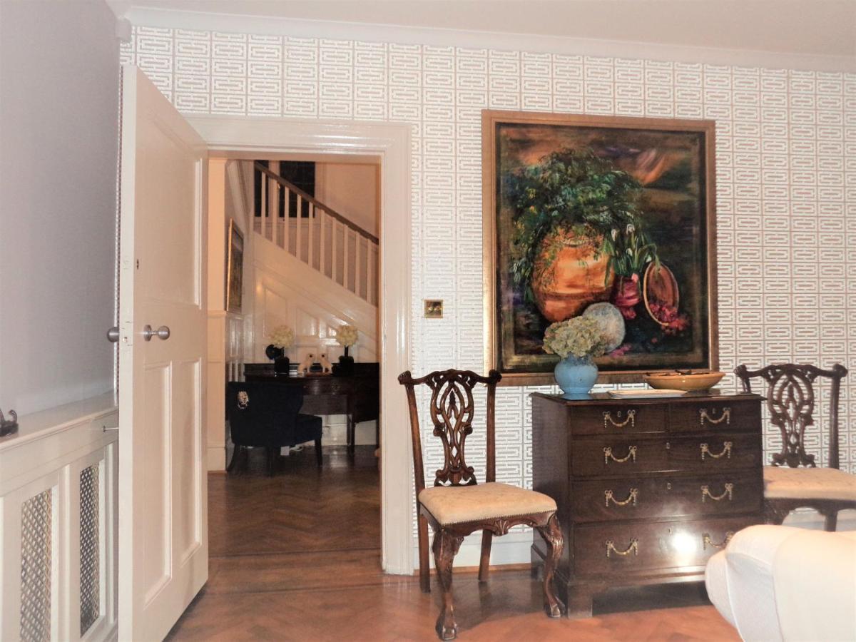 Coach House Villa Woking Buitenkant foto