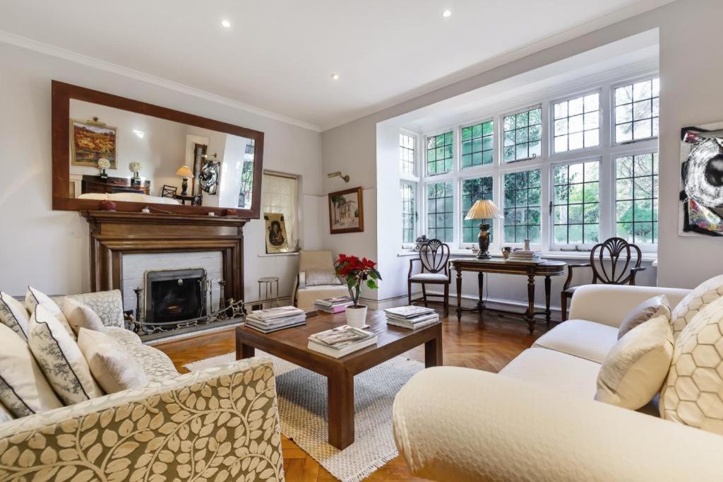 Coach House Villa Woking Buitenkant foto