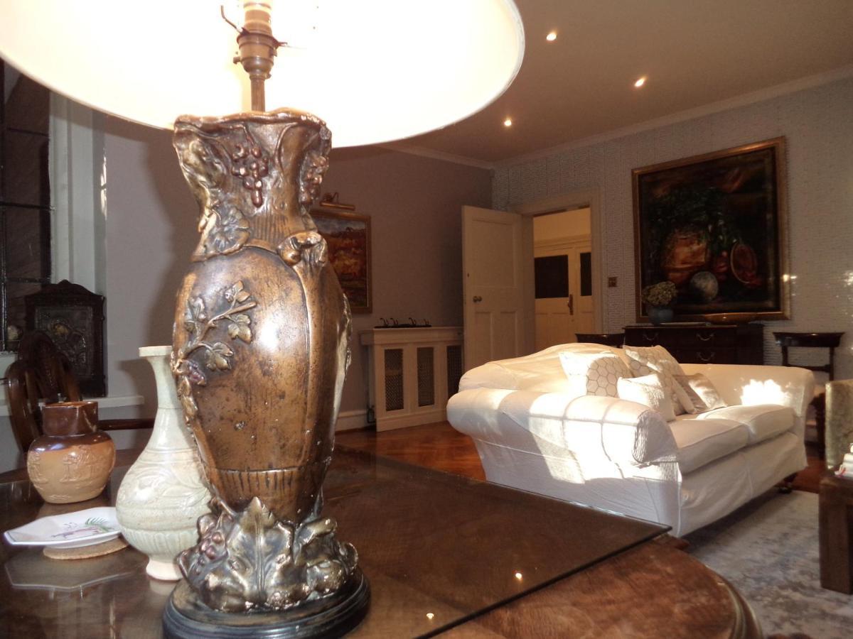 Coach House Villa Woking Buitenkant foto