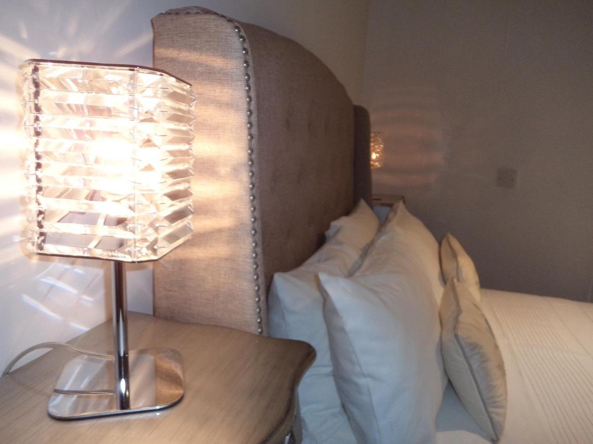 Coach House Villa Woking Buitenkant foto