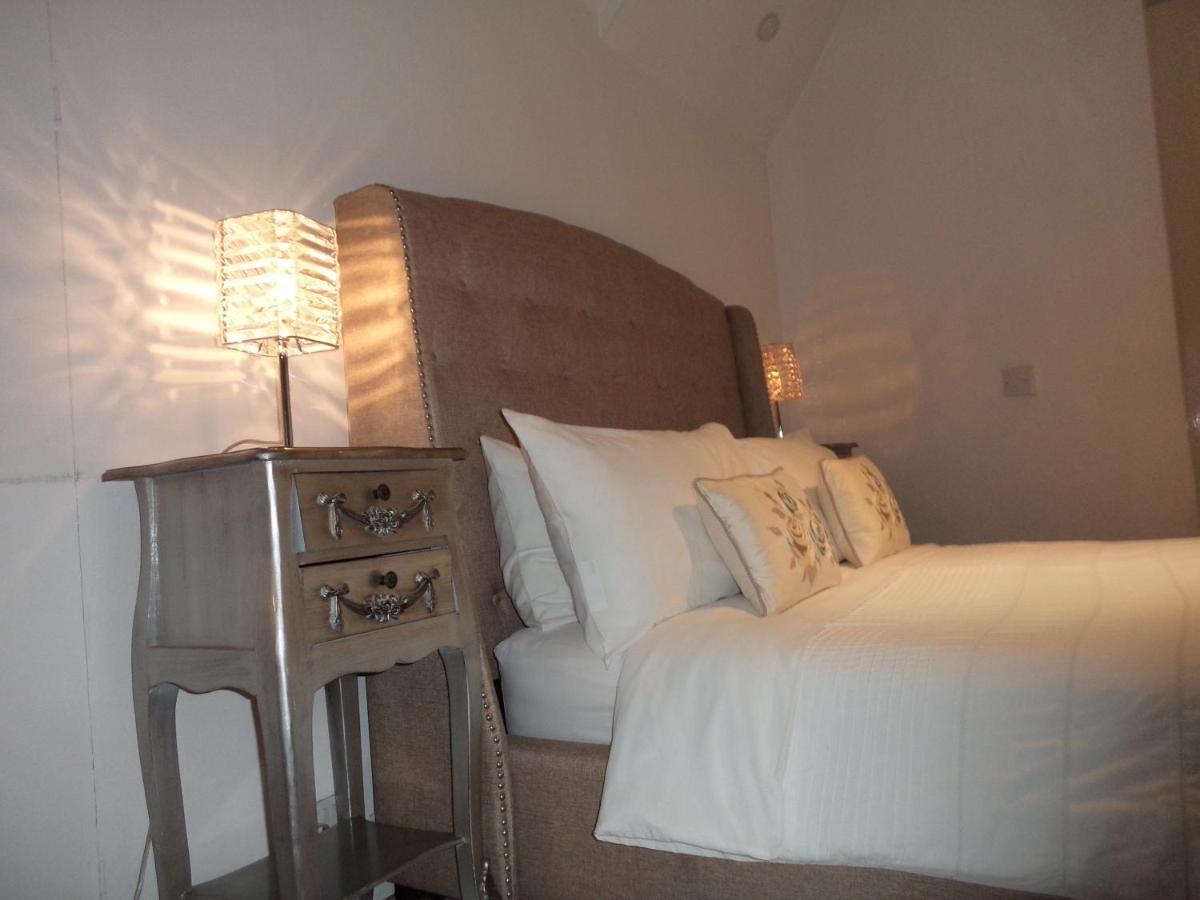 Coach House Villa Woking Buitenkant foto