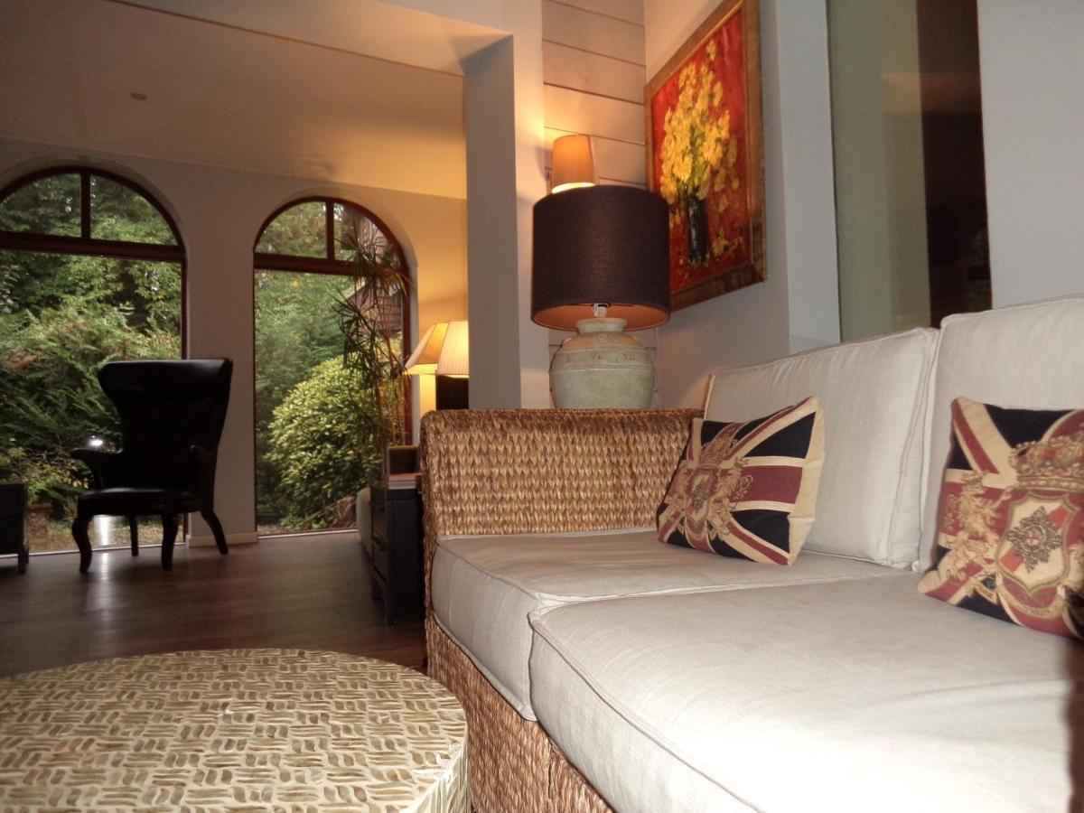 Coach House Villa Woking Buitenkant foto