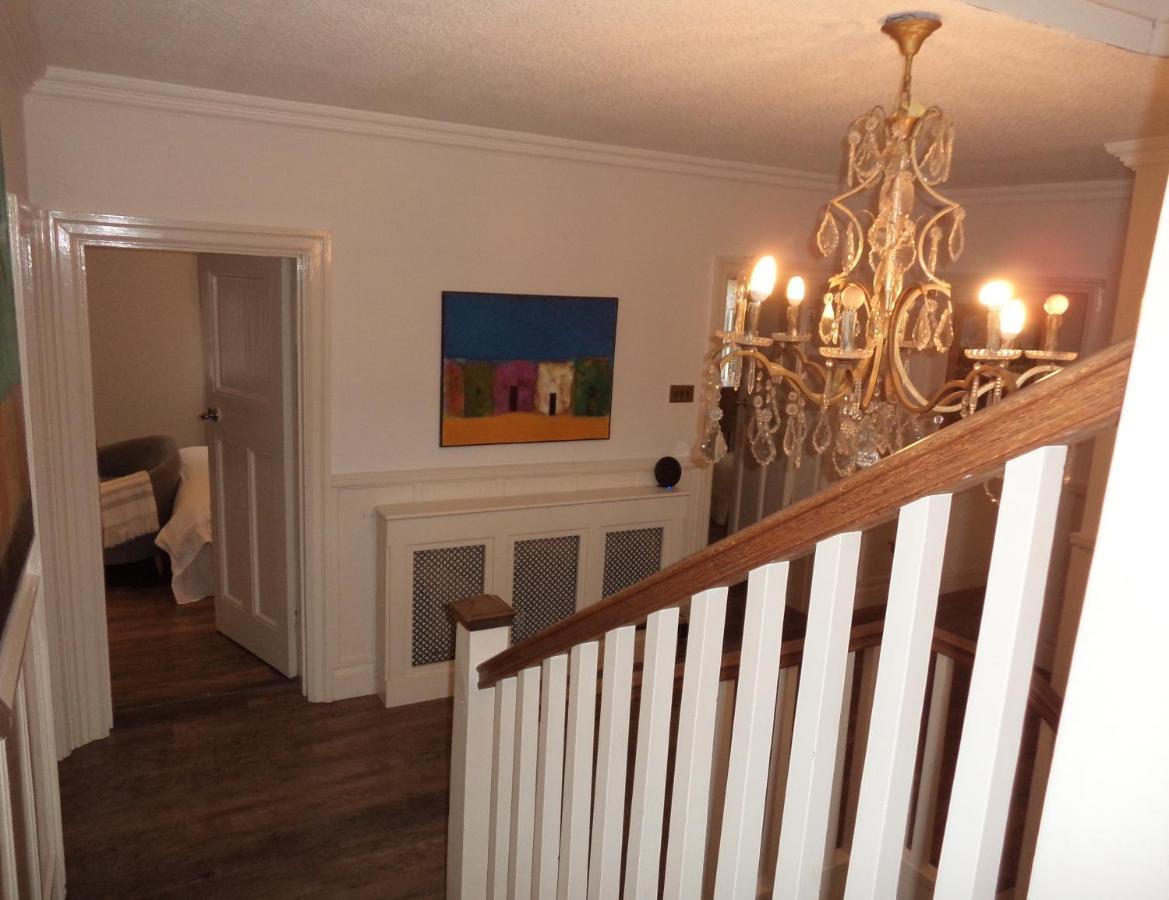Coach House Villa Woking Buitenkant foto