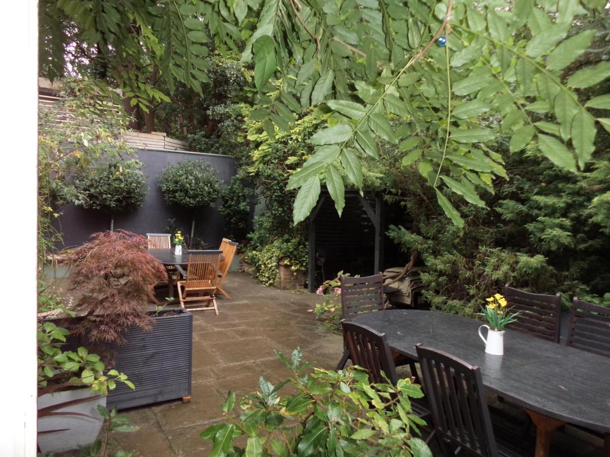 Coach House Villa Woking Buitenkant foto