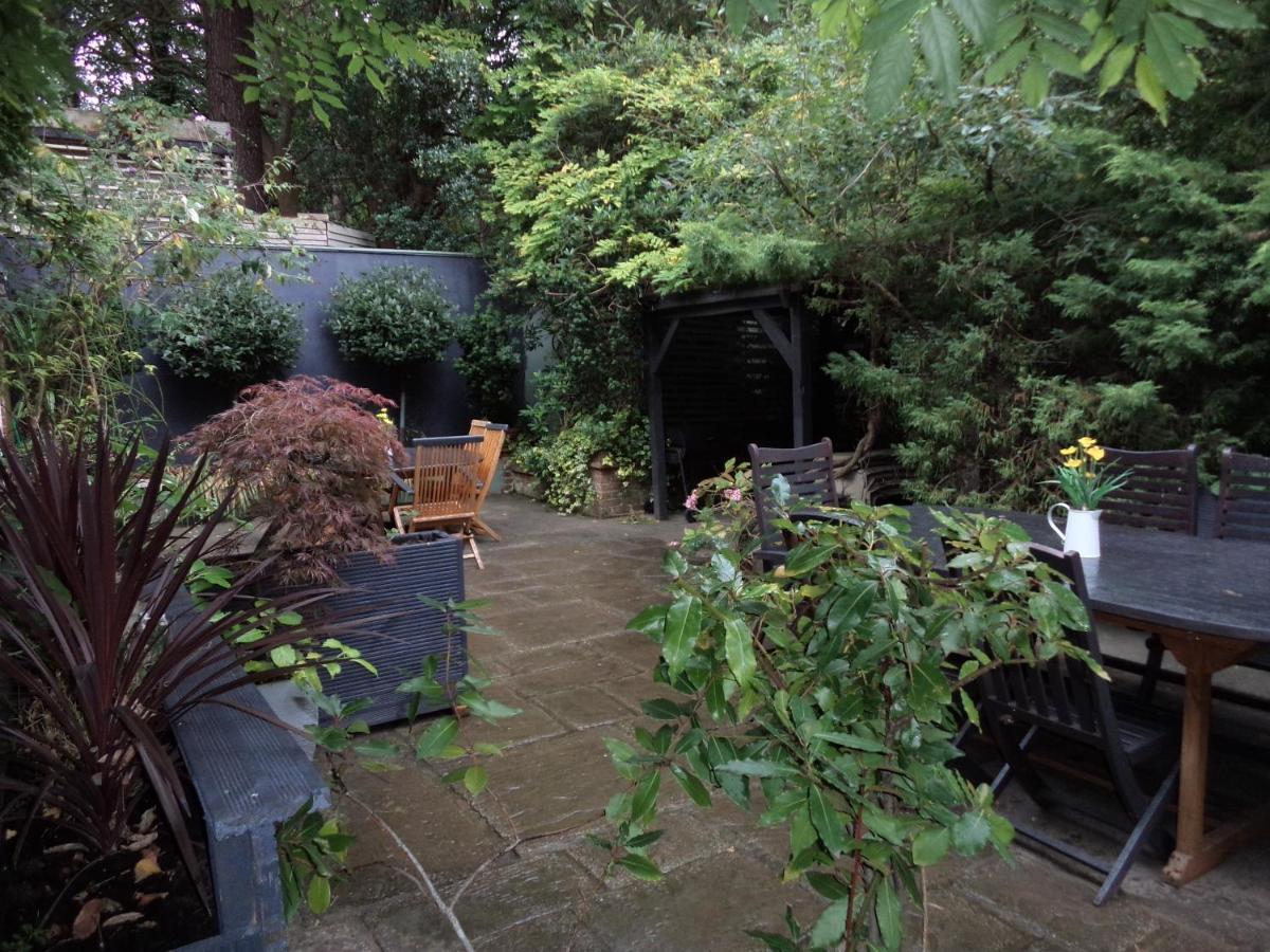 Coach House Villa Woking Buitenkant foto