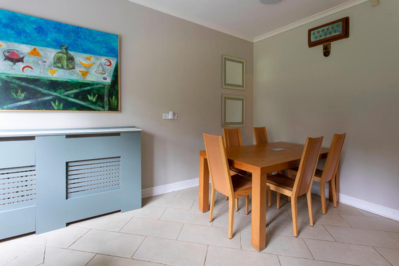 Coach House Villa Woking Buitenkant foto