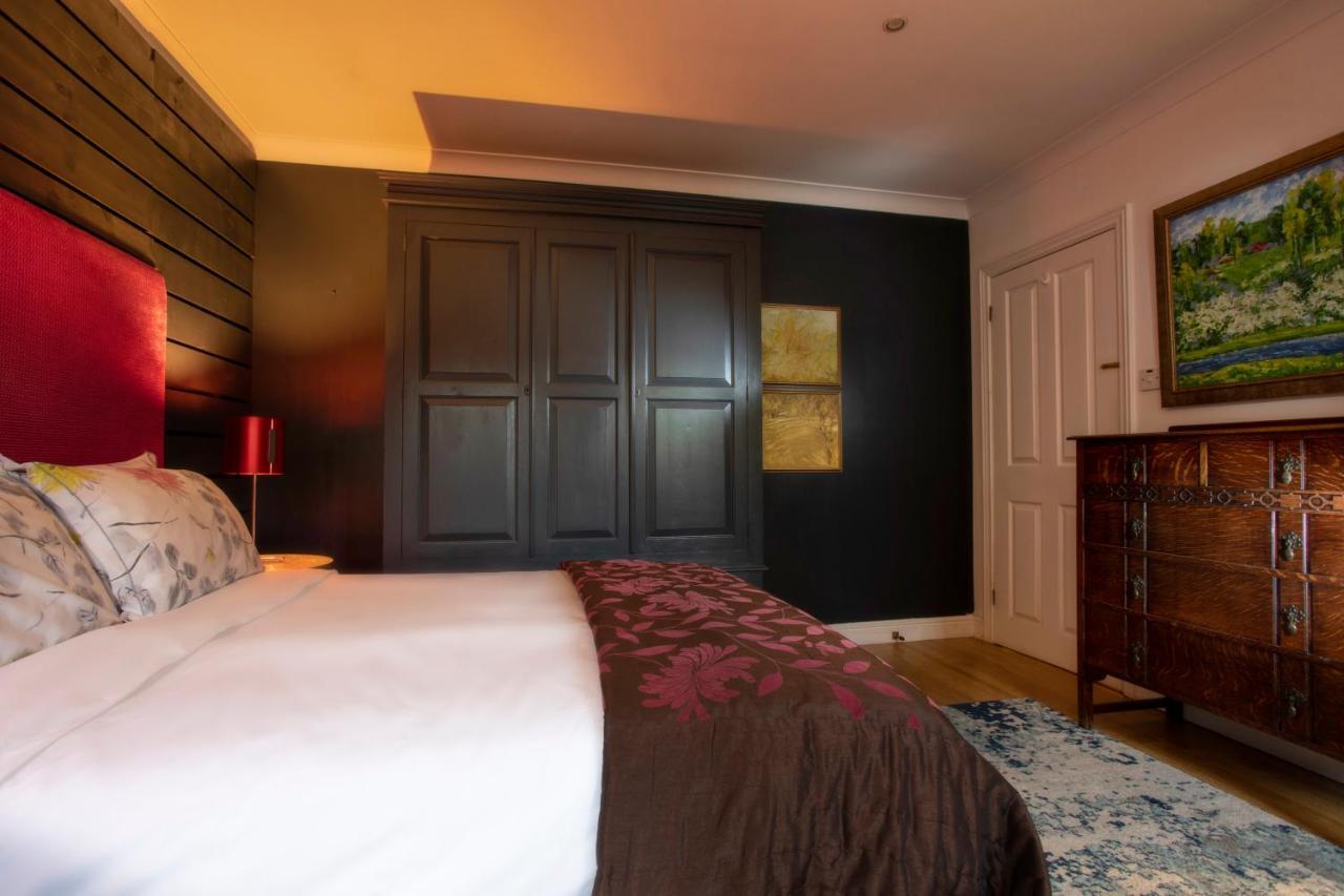 Coach House Villa Woking Buitenkant foto
