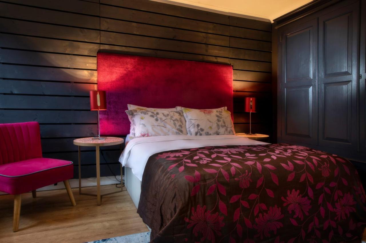 Coach House Villa Woking Buitenkant foto