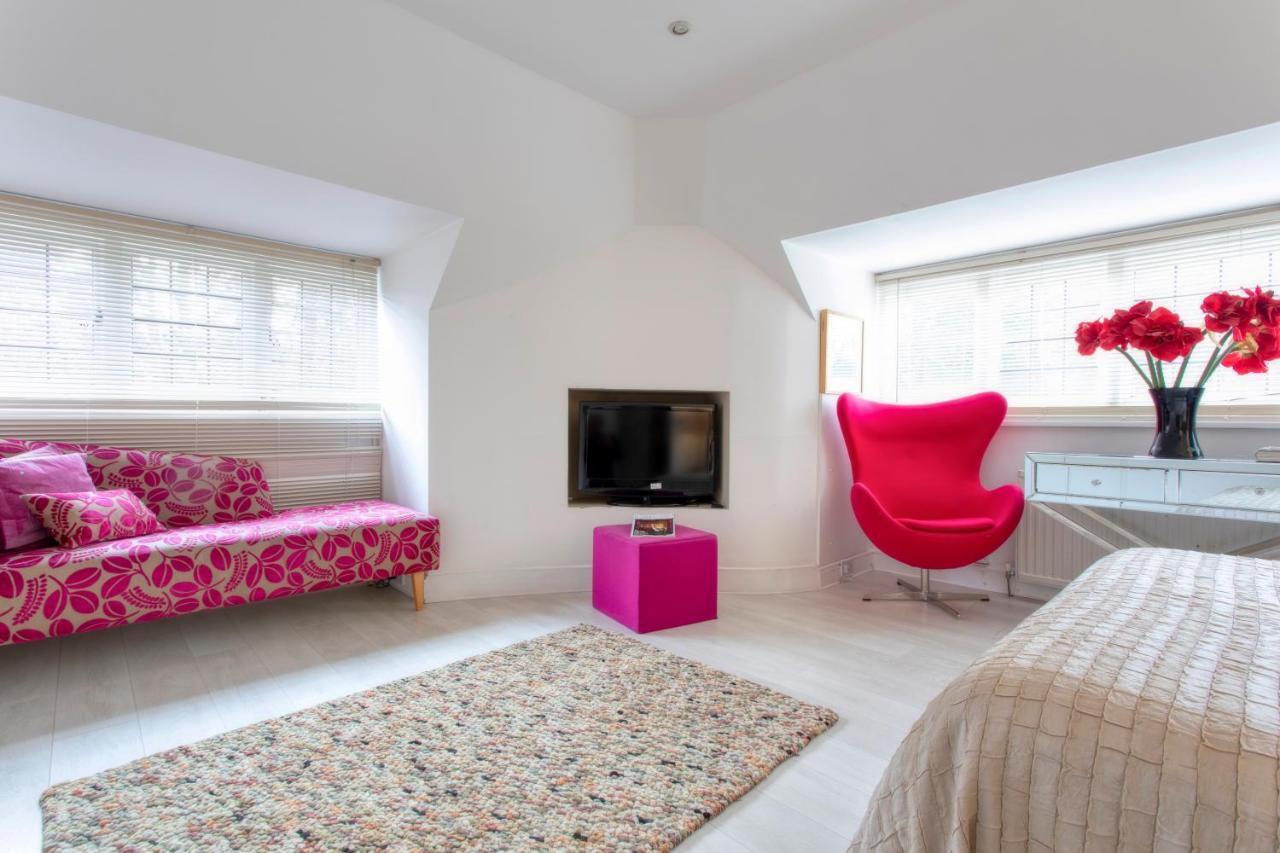 Coach House Villa Woking Buitenkant foto