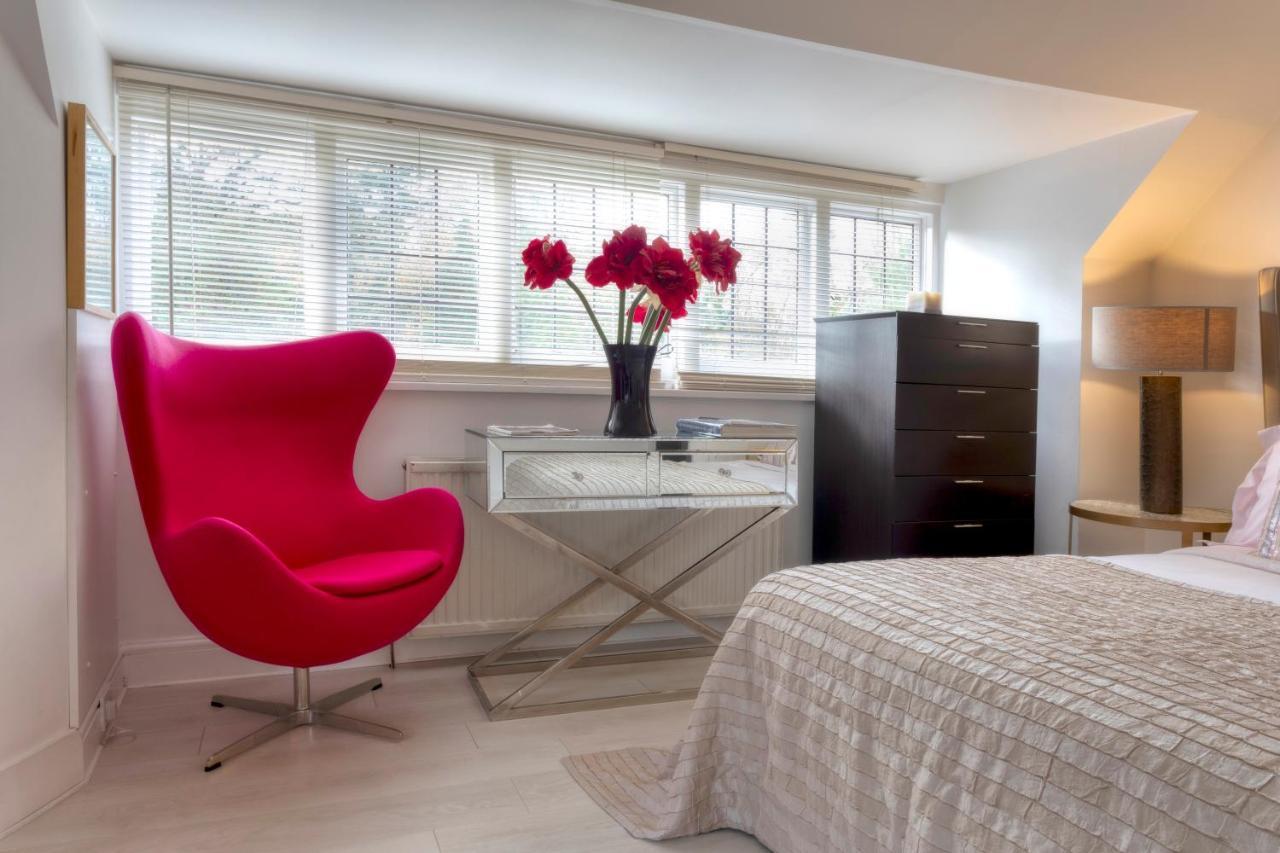 Coach House Villa Woking Buitenkant foto