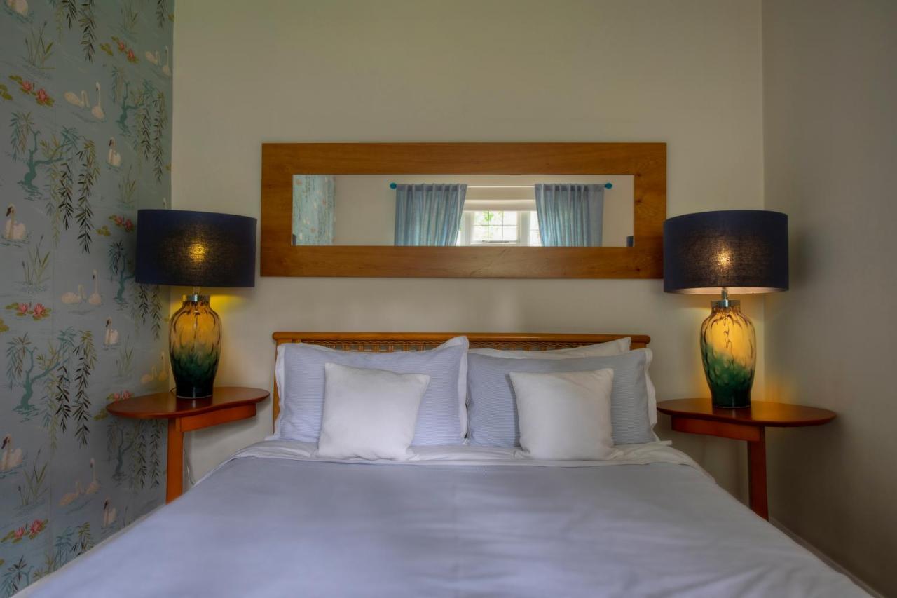Coach House Villa Woking Buitenkant foto