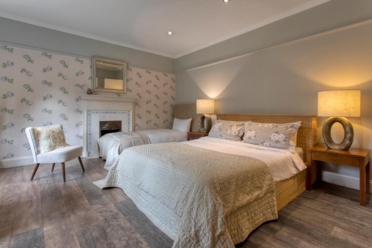 Coach House Villa Woking Buitenkant foto