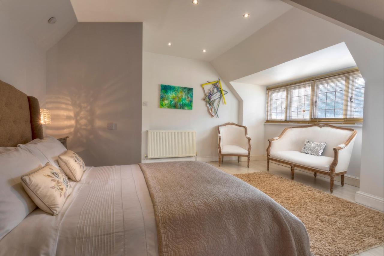 Coach House Villa Woking Buitenkant foto