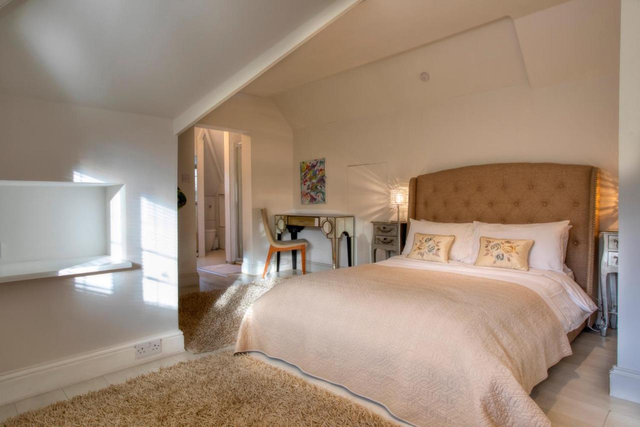 Coach House Villa Woking Buitenkant foto