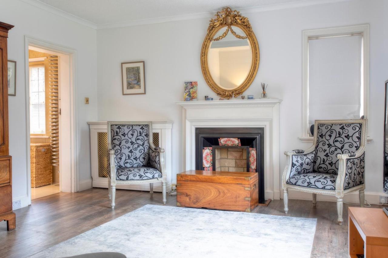 Coach House Villa Woking Buitenkant foto