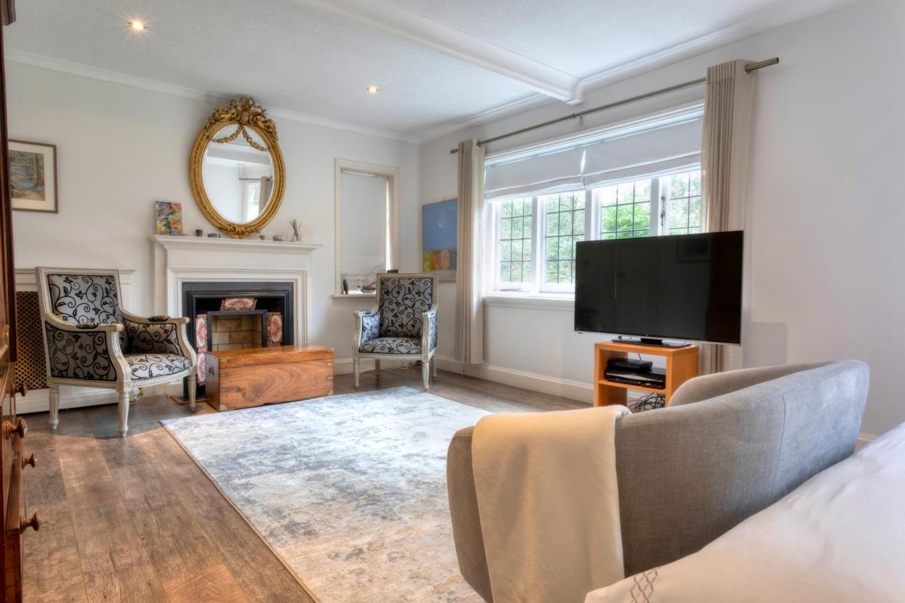 Coach House Villa Woking Buitenkant foto