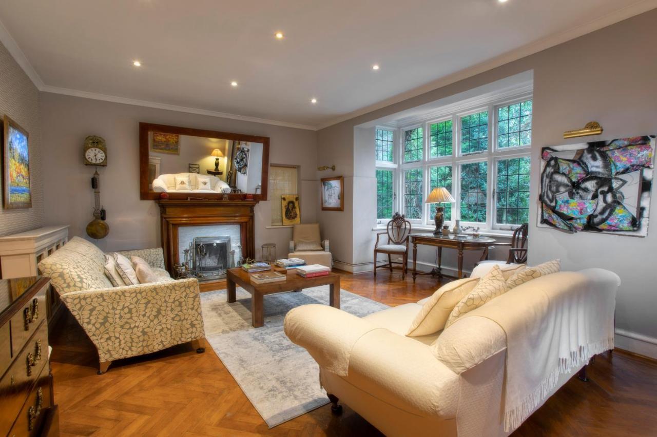 Coach House Villa Woking Buitenkant foto