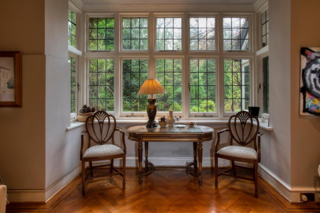 Coach House Villa Woking Buitenkant foto